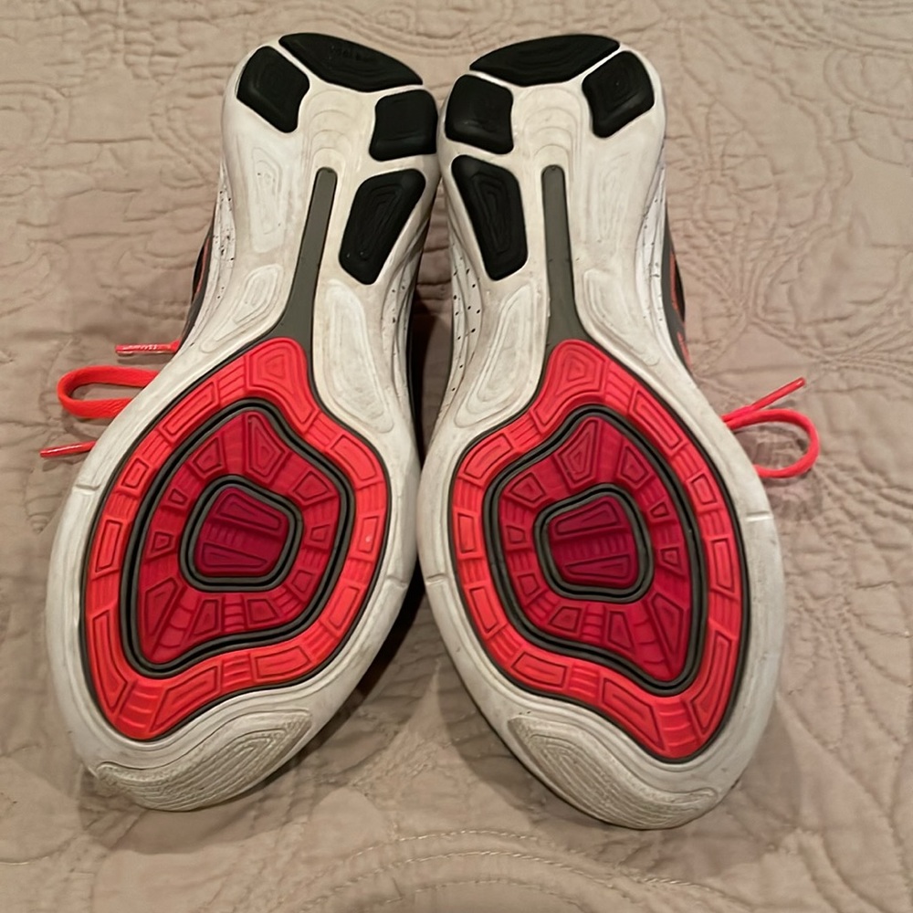 Nike - Picture 2 of 3